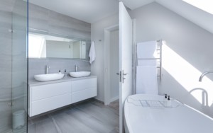 moderná minimalistická kúpeľňa